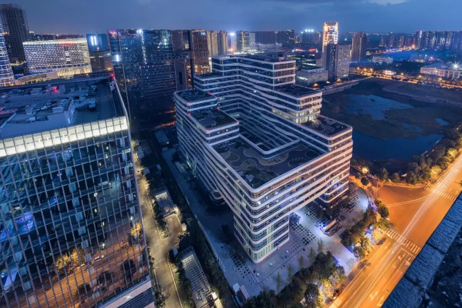 成都腾讯大厦位于成都高新技术开发区,占地50余亩,建筑面积达21万平方