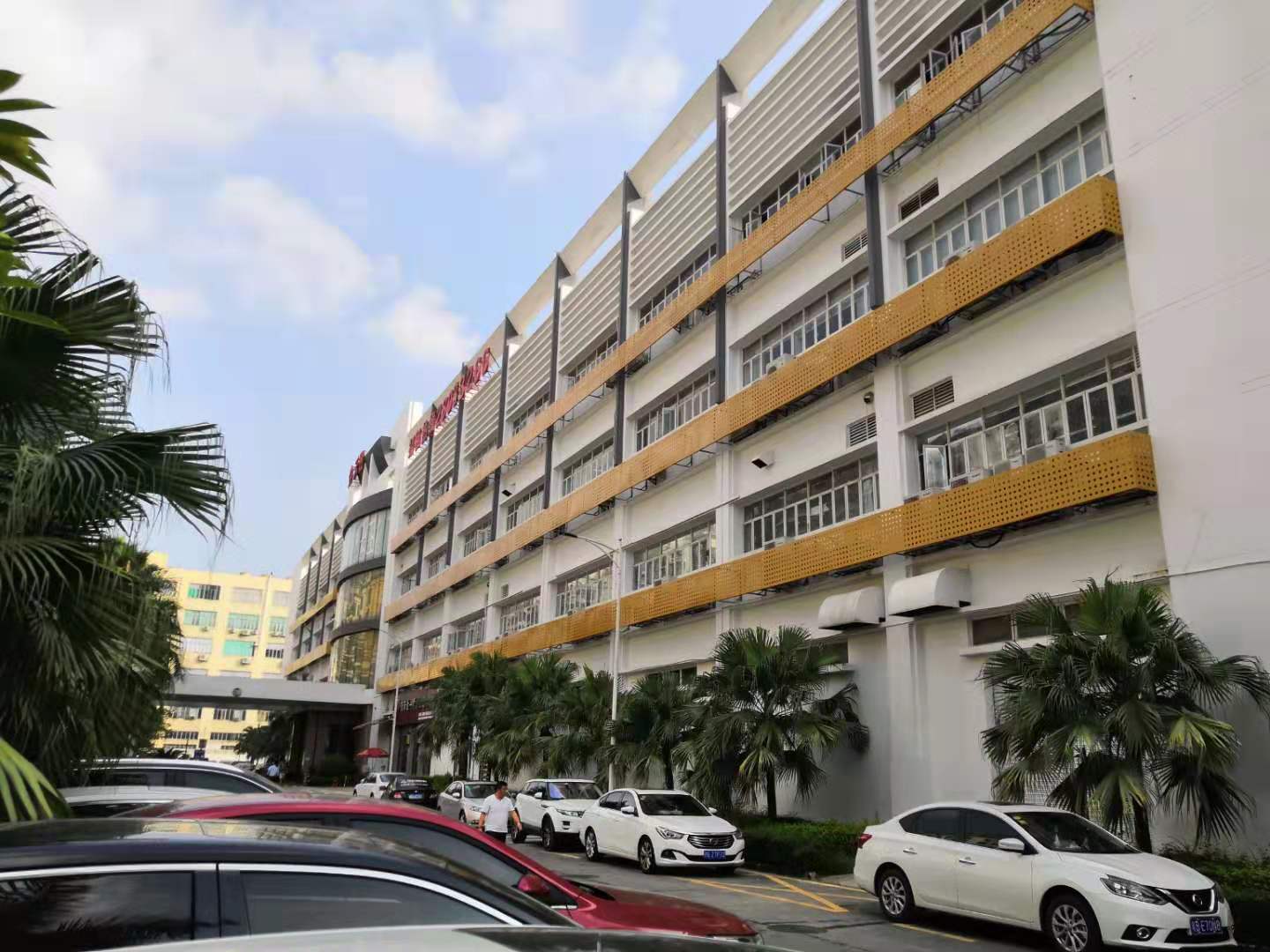 临近4号龙华线-清湖地铁站,前面两个公交车站16趟公交车通往深圳各地