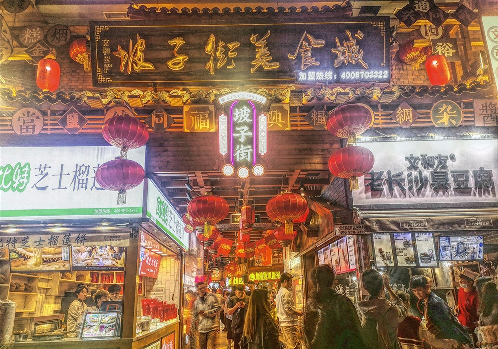 市井气息浓重的坡子街,青砖白瓦的骑楼里传来店家的叫卖,太平街步行街