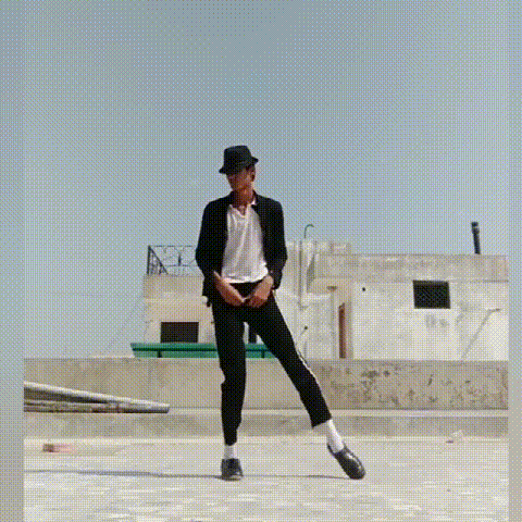 18岁的尤夫拉杰·辛格,一名装修工的儿子,因为擅长模仿迈克尔·杰克逊