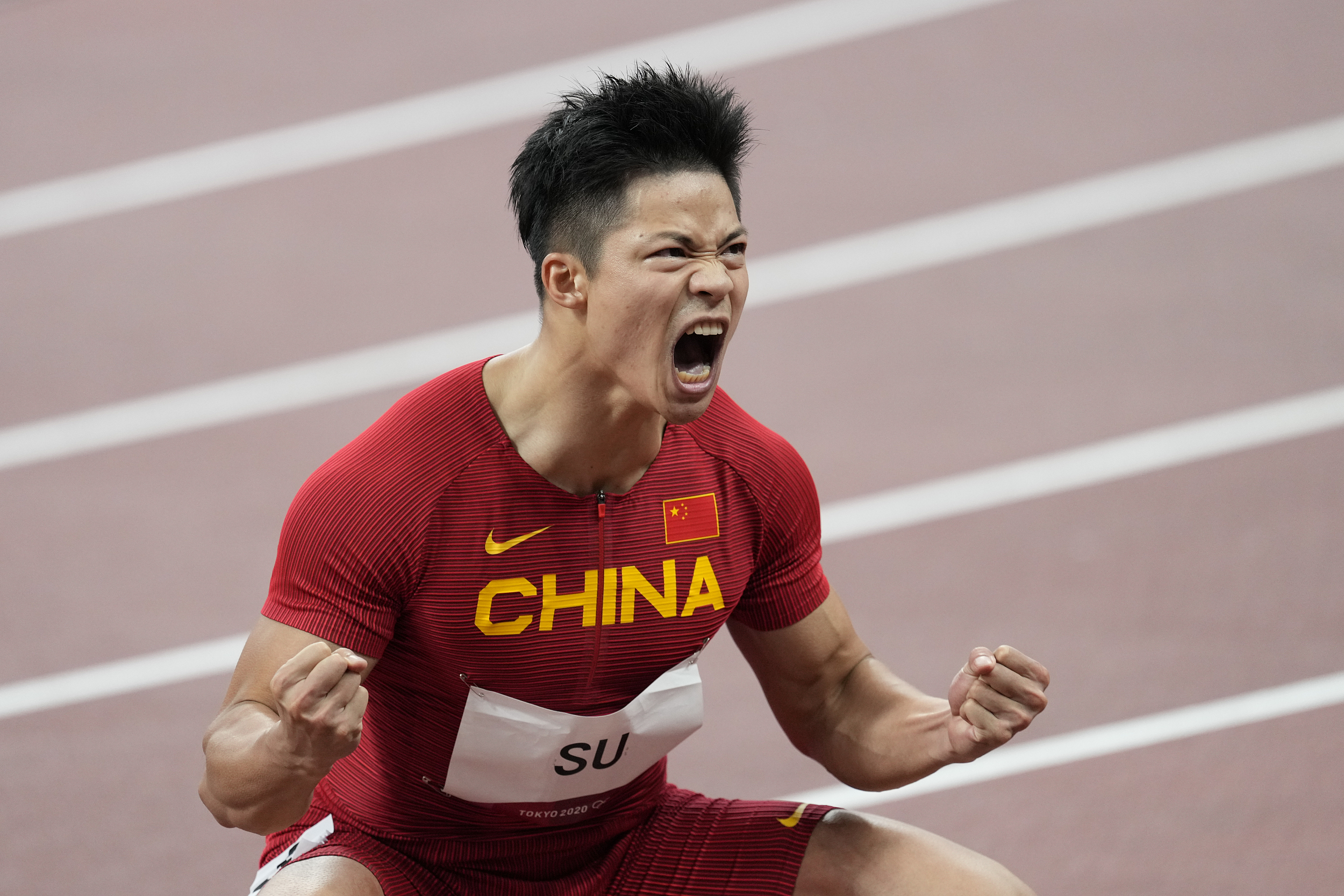 8月1日,男子100m的半决赛上,中国短跑田径运动员苏炳添跑出了9秒83的