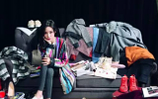 “网红”、“王思聪女友”、“轻松秒杀范冰冰”，带着标签的网红女孩和中国女工的故事