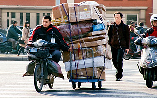 順豐總裁王衛(wèi)可以怎樣追究打人者?