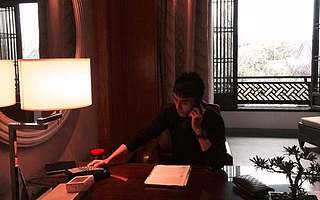 他,毕业后买了杭州市中心第一豪宅,与吴晓波孙俪做了邻居