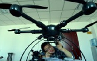 心疼老婆自拍太累，军人出身的他研发了一款会飞自拍神器