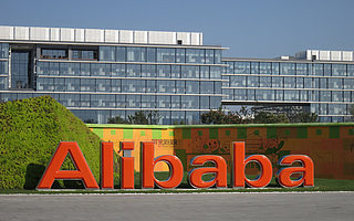 蔡崇信:在全球经济面临挑战的情况下,阿里巴巴凭什么逆势而行? | 橙议一周(5月2日~5月8日)