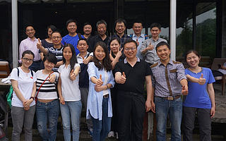 贝壳校友会举行登山活动