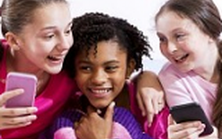 晚九点才能用的奇葩APP：网友15分钟闪斗过嘴瘾能带来逆袭么？