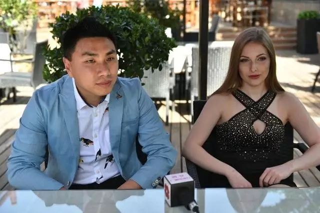 这个小伙子无意晒了一下老婆,却成就了一番洋婚恋事业
