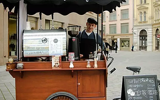 游历了数十个国家后,他能从一杯咖啡中品尝出不同国度的文化