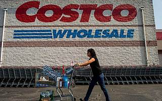 一个连雷军,巴菲特都追捧的公司,他的CEO居然是一个卸货员?