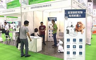从宠物陪护跨界家庭陪护,赛果新品老年陪护机器人首次亮相智博会