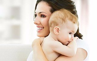 一个亲吻差点要了宝宝的性命，别再这样对孩子了