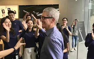 双创周·深圳|苹果CEO库克与女粉丝击掌 