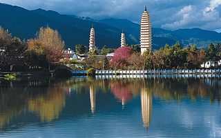 風(fēng)花雪月無限美，大理雙廊一半在水中、一半在紅塵