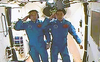 “完美接吻”:神舟十一号与天宫二号对接成功