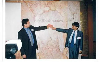 他放弃580万年薪,拿月薪500元, 漂亮老婆很生气,如今身价近400亿