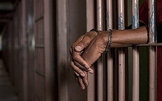 京东严打内部贪腐，两人在办公室被警方带走