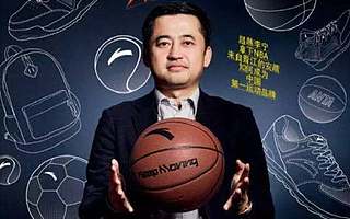 他17歲北漂，靠一雙鞋跑出千億帝國，讓耐克、阿迪睡不著覺！