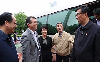 共青团中央书记处第一书记秦宜智参观调研重庆小样青年社区