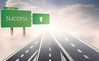 除了拼命工作之外，不存在第二条通往成功的路