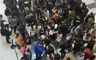 喜茶鲍师傅被曝雇300人假排队,回应称是黄牛报复,你排过的最长的队,可能是商家的套路