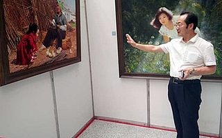 农工党南通文教总支党员参观朝鲜油画精品(南通)展