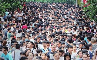 如今辛苦創(chuàng)業(yè)開店，當(dāng)初何必非得通過高考上大學(xué)？