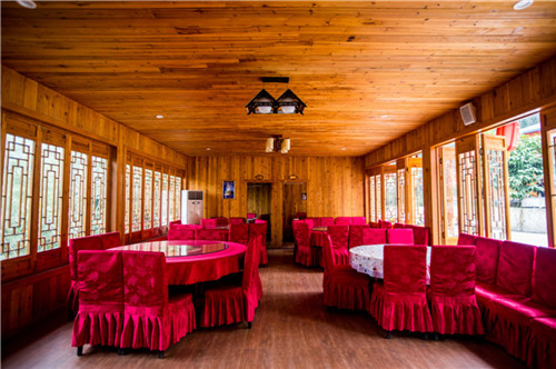 王霞:用心打造一座和谐秀美的生态山庄