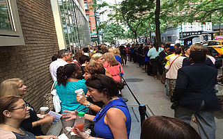 雇人排隊(duì):惡性營(yíng)銷下的消費(fèi)者權(quán)益之殤