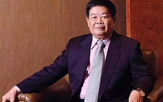 王石：李嘉诚还没退，但我先退了