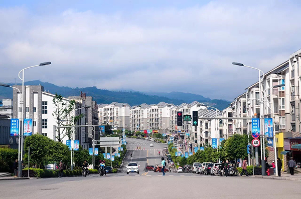 绥江县位于云南省最北端,金沙江下游南岸,为两省(云南,四川)三市洲