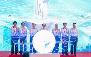 國家發展改革委高技術司司長任志武（左一）參加2017創響中國廣州站啟動儀式