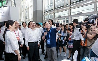 2017中國創(chuàng)新創(chuàng)業(yè)成果交易會上，與會領(lǐng)導(dǎo)參觀創(chuàng)新創(chuàng)業(yè)成果展覽