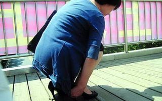 高跟鞋的尷尬瞬間猶如萬只羊駝飛奔,然而這并不是主要的......