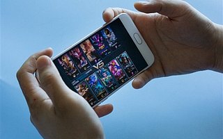 “榮耀”變“農(nóng)藥”背后:流金淌銀的企鵝游戲帝國需要承擔更多的社會責(zé)任嗎?