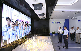 李克强考察基础电信企业并主持召开座谈会