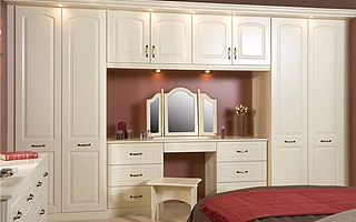 房屋装修 定制衣柜、木工衣柜和成品衣柜哪个好？