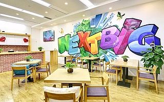 别的地方愁客源，他的空间开业就满租，面对第二个十年，他说……