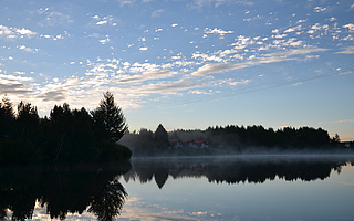 上海出让两幅宅地；互联网小贷管理，现金贷会不会“一刀切”