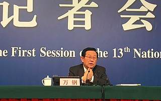 万钢:加强建设专业化众创空间 带动青年人创新创业