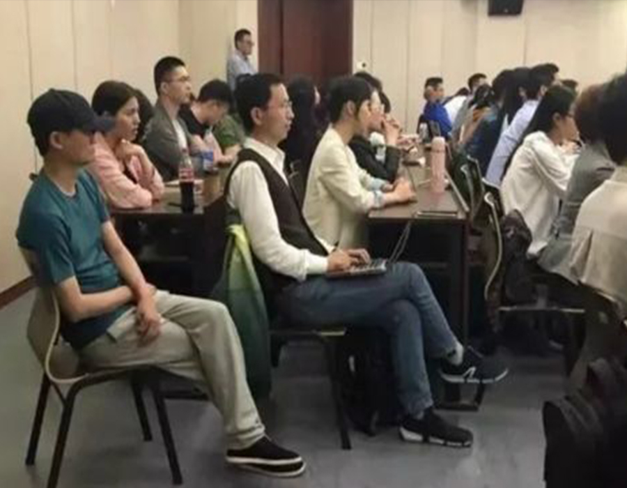 马云突然现身母校杭师大,旁听上课!