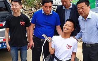 协会妇委会帮助残疾小伙孙阳开展枇杷义卖活动