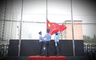 图片故事:一切为了纳税人!他们度过繁忙一夜