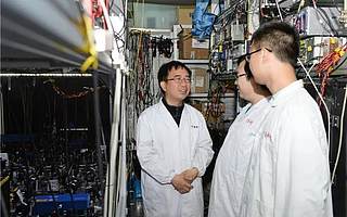 重磅!人民日报头版!全球首次!量子中心传来喜讯!潘建伟团队实现18个量子比特的纠缠!