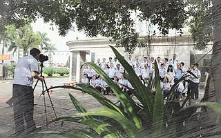 来，党员同志们站成三排，我们和“老牌子”合个影