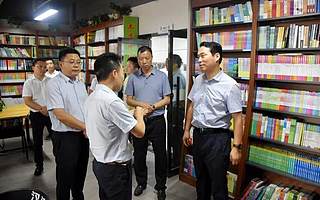 安康市市长赵俊民视察调研我协会会员单位——华强共享公益图书馆