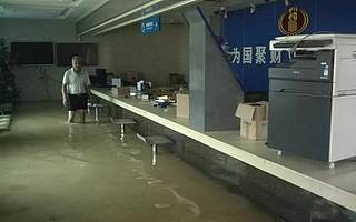 救灾、服务两不误，风雨中挺起的税务“脊梁”