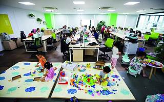 三重人口危机迫近,中国人口政策如何另辟蹊径?