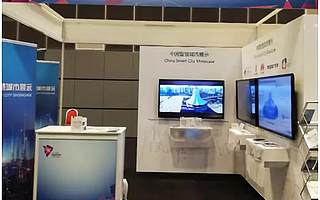 李克强总理参观东盟智慧城市网络展中国展台